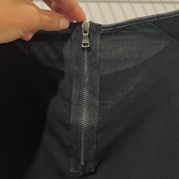 Black crepe Italian dress (33inch long) with side pockets - Picture 3 of 6